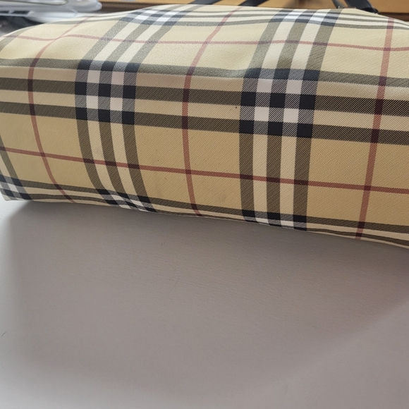 Burberry large tote with matching size 9 heels - Picture 4 of 6